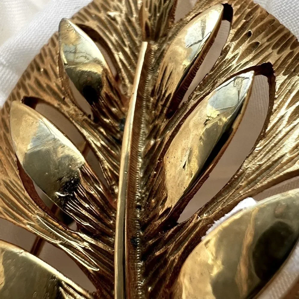Vintage Retro Trending Leaf Gold Tone Brooch Pin Size 2.5”